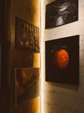 Medellin, Antioquia, Kolombiya. 8 Mart 2024: Ulusal saray alışveriş merkezindeki sanat odaları