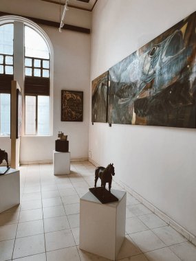 Medellin, Antioquia, Kolombiya. 8 Mart 2024: Ulusal saray alışveriş merkezindeki sanat odaları