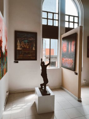 Medellin, Antioquia, Kolombiya. 8 Mart 2024: Ulusal saray alışveriş merkezindeki sanat odaları