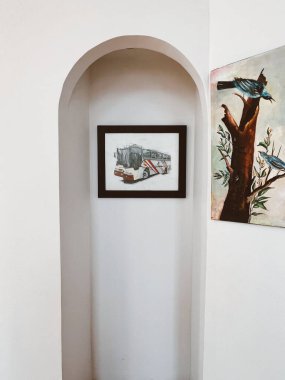 Medellin, Antioquia, Kolombiya. 8 Mart 2024: Ulusal saray alışveriş merkezindeki sanat odaları