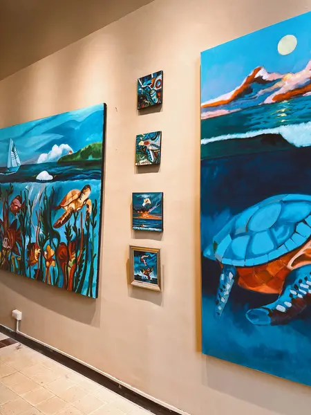 Medellin, Antioquia, Kolombiya. 8 Mart 2024: Ulusal saray alışveriş merkezindeki sanat odaları.