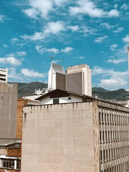 哥伦比亚Antioquia的Medellin 2024年3月8日 市中心建筑景观与蓝天 — 图库照片