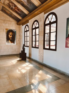 Medellin, Antioquia, Kolombiya. 8 Mart 2024: Ulusal saray alışveriş merkezindeki sanat odaları.