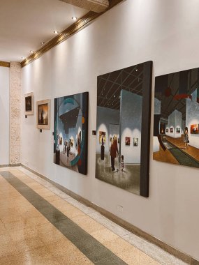 Medellin, Antioquia, Kolombiya. 8 Mart 2024: Ulusal saray alışveriş merkezindeki sanat odaları.