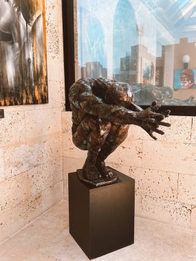 Medellin, Antioquia, Kolombiya. 8 Mart 2024: Ulusal saray alışveriş merkezindeki sanat odaları.