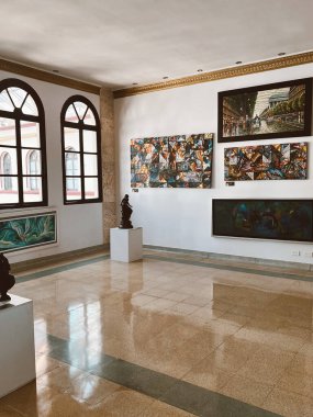 Medellin, Antioquia, Kolombiya. 8 Mart 2024: Ulusal saray alışveriş merkezindeki sanat odaları.