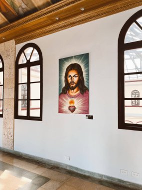 Medellin, Antioquia, Kolombiya. 8 Mart 2024: Ulusal saray alışveriş merkezindeki sanat odaları.