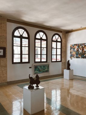 Medellin, Antioquia, Kolombiya. 8 Mart 2024: Ulusal saray alışveriş merkezindeki sanat odaları.