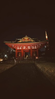 Tokyo, Japon. 29 Mart 2024: Güzel Sensoji Tapınağı gece aydınlandı.