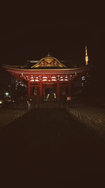 Tokyo, Japon. 29 Mart 2024: Güzel Sensoji Tapınağı gece aydınlandı.