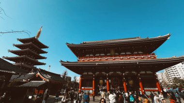 Kioto, Japon. 30 Mart 2024: Fushimi Inari-Taisha ana tapınak ve mavi gökyüzü.