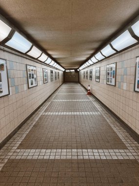 Tokyo, Japonya. 21 Mart 2024: Şehirde metro tüneli.