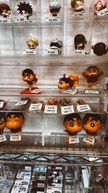 Kasukabe, Japon. 20 Mart 2024: Mahallede Shin Chan heykeli.