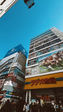 Yokohama, Japonya. 20 Mart 2024: Şehir manzarası modern binalar ve mavi gökyüzü.