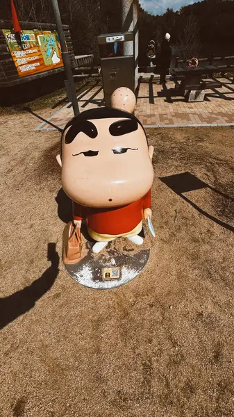 Kasukabe, Japon. 20 Mart 2024: Mahallede Shin Chan heykeli.