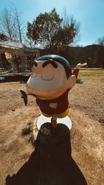 Kasukabe, Japon. 20 Mart 2024: Mahallede Shin Chan heykeli.