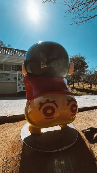 Kasukabe, Japon. 20 Mart 2024: Mahallede Shin Chan heykeli.