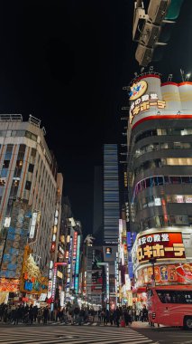 Tokyo, Japonya. 21 Mart 2024: Tokyo 'da gece ışıklar ve büyük binalarla.
