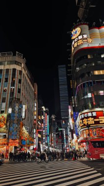 Tokyo, Japonya. 21 Mart 2024: Tokyo 'da gece ışıklar ve büyük binalarla.