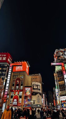 Tokyo, Japonya. 21 Mart 2024: Tokyo 'da gece ışıklar ve büyük binalarla.