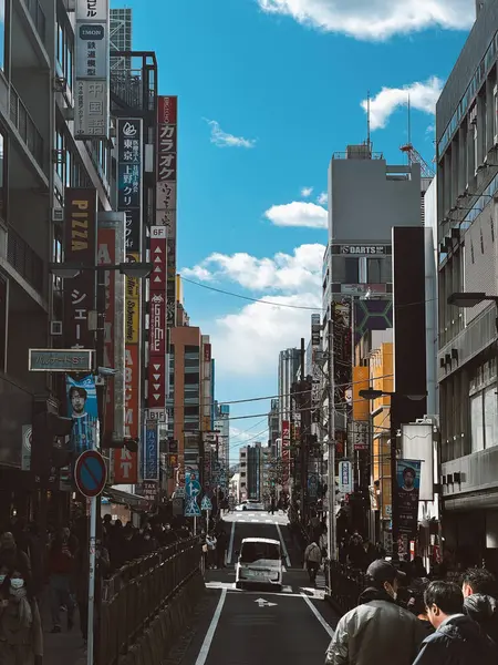 Yokohama, Japonya. 20 Mart 2024: Şehir manzarası modern binalar ve mavi gökyüzü.