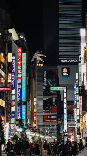 Tokyo, Japonya. 21 Mart 2024: Tokyo 'da gece ışıklar ve büyük binalarla.