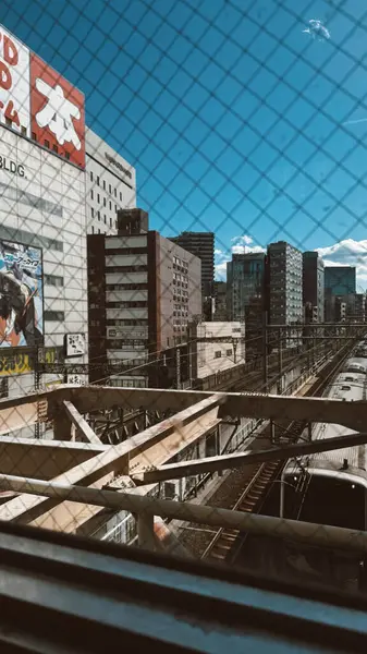 Yokohama, Japonya. 20 Mart 2024: Şehir manzarası modern binalar ve mavi gökyüzü.