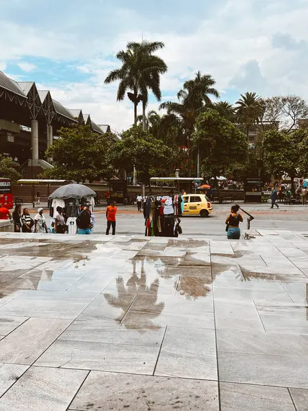 Medellin, Antioquia, Kolombiya. 2 Nisan 2024: Suda yansımalı kentsel portreler.