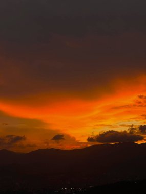 Şehrin güzel turuncu gökyüzü arka planı. Medellin, Kolombiya. 