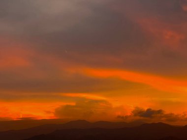 Şehrin güzel turuncu gökyüzü arka planı. Medellin, Kolombiya. 