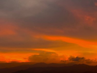 Şehrin güzel turuncu gökyüzü arka planı. Medellin, Kolombiya. 