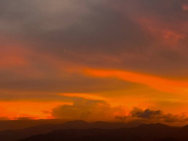 Şehrin güzel turuncu gökyüzü arka planı. Medellin, Kolombiya. 