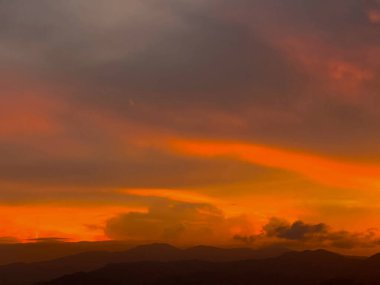 Şehrin güzel turuncu gökyüzü arka planı. Medellin, Kolombiya. 