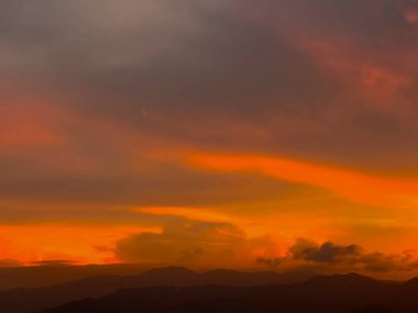Şehrin güzel turuncu gökyüzü arka planı. Medellin, Kolombiya. 