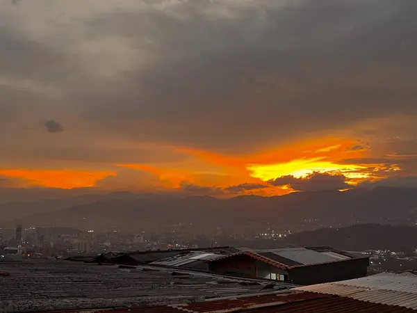 Şehrin güzel turuncu gökyüzü arka planı. Medellin, Kolombiya. 