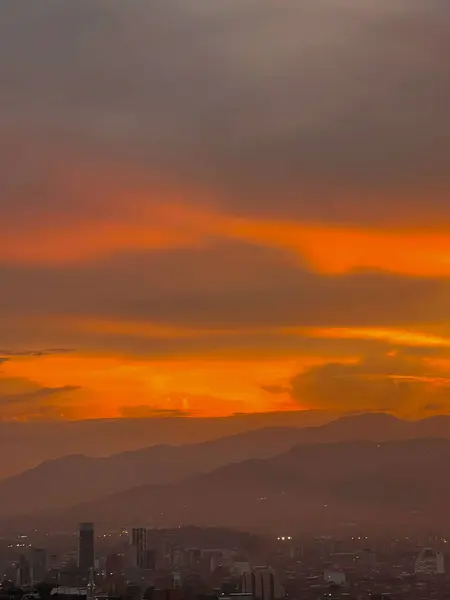 Şehrin güzel turuncu gökyüzü arka planı. Medellin, Kolombiya. 