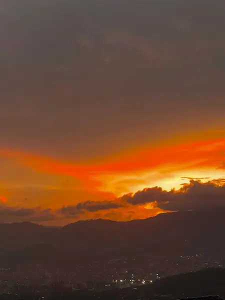 Şehrin güzel turuncu gökyüzü arka planı. Medellin, Kolombiya. 