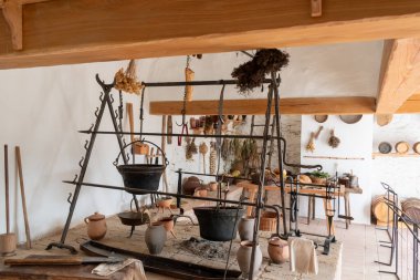 Alet ve gereçleri olan geleneksel bir Avrupa şatosunun içi.