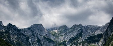 Karamsar bulutlu Slovenya dağları.