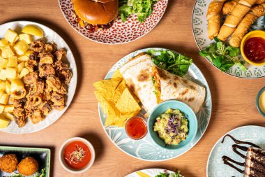 Amerika kıtasının çeşitli tipik yiyeceklerinin yukarıdan görünüşü. Yüksek kalite fotoğraf