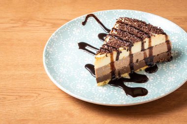 Çikolatalı dondurma, çikolata şurubuyla süslenmiş. Yüksek kalite fotoğraf