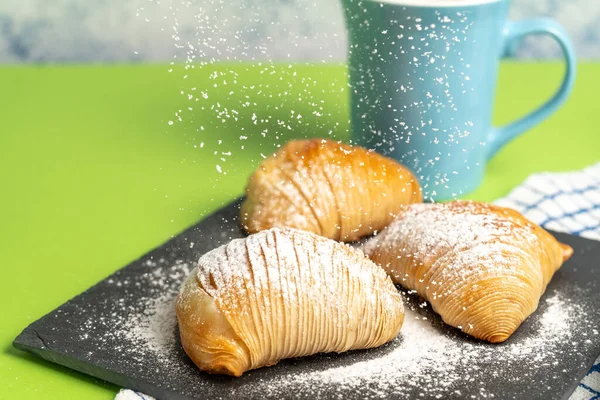 Lezzetli Sfogliatella: tipik ve geleneksel Napoli mutfağı tatlısı ricotta ile doldurulmuş ve üzerine bir fincan kahve serpiştirilmiş şeker serpilmiş. Yüksek kalite fotoğraf