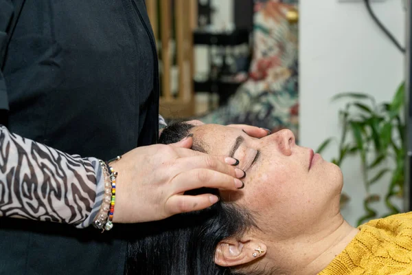 Artista Maquillaje Masajea Los Clientes Cara Después Encerar Dar Forma — Foto de Stock