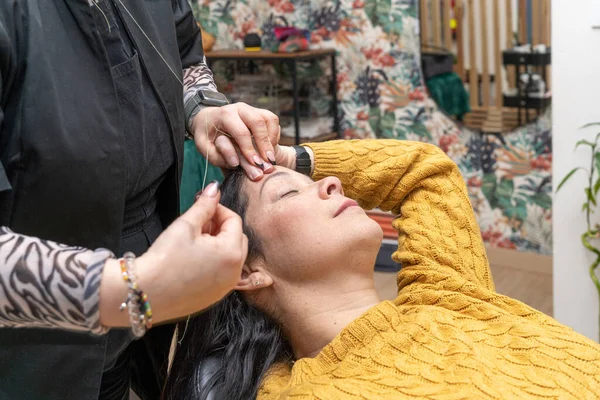 Mujer Estirando Ceja Para Empezar Con Depilación Hilo Foto Alta — Foto de Stock