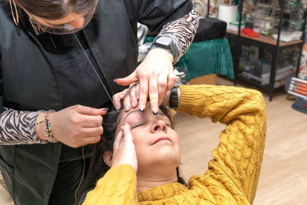 Cliente Asiste Artista Del Maquillaje Ceja Mientras Que Realiza Hilo — Foto de Stock