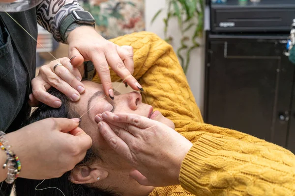Cliente Asiste Artista Del Maquillaje Ceja Mientras Que Realiza Hilo — Foto de Stock
