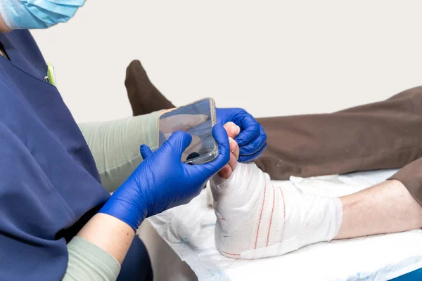 Krankenschwester Macht Ein Handy Foto Von Einem Älteren Patienten Fuß — Stockfoto