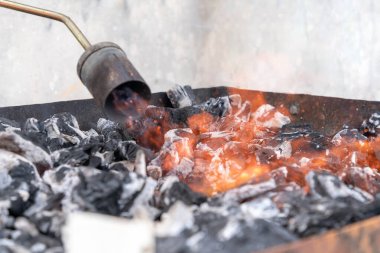 Harika bir barbekü yapmak için kömür yakan alev makinesine yaklaş. Yüksek kalite fotoğraf