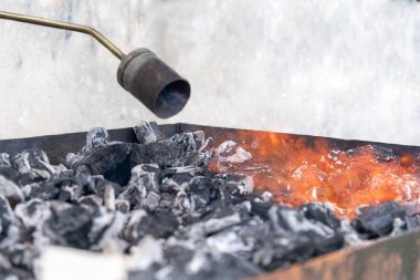 Harika bir barbekü yapmak için kömür yakan alev makinesine yaklaş. Yüksek kalite fotoğraf