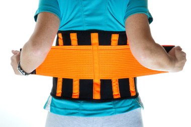 Sırtındaki kadın kilo almak ve acıyı hafifletmek için bel kemeri takıyor. Yüksek kalite fotoğraf